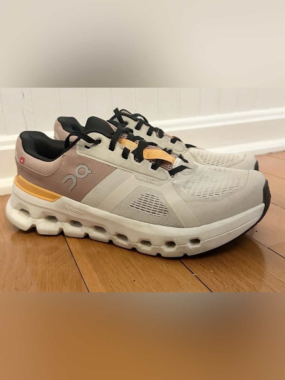Women's On Cloudrunner 2
Pearl/Tangerine Size 7.5 W running shoes